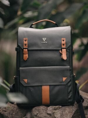jakob-owens-BmH09wAkJa8-unsplash Stylish handbag